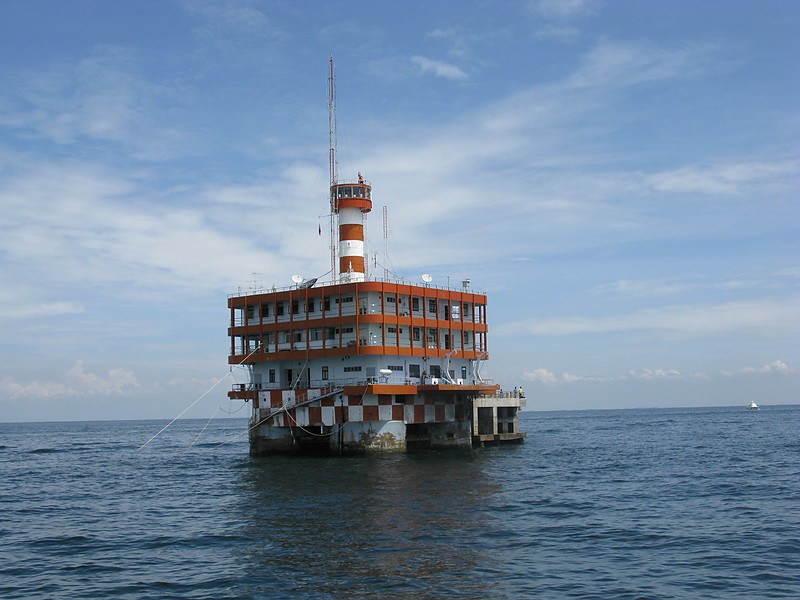 อาคารนำร่อง/อาคารประภาคาร กลางทะเลอ่าวไทย (อาคาร Bangkok Bar Pilot Station Lighthouse)