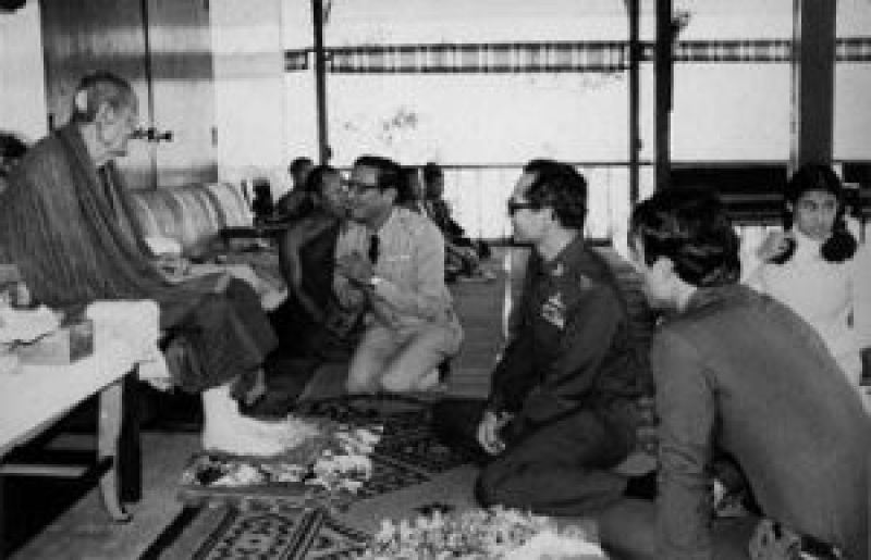 ประทับใจบทความนี้ "หลวงปู่ชอบ กับ หลวงปู่ขาว รอรับเสด็จฯ เช้าจรดเย็นก็ไม่เห็นมา มีแต่ทหารสองพ่อลูกมานั่งเป็นเพื่อนตั้งนาน"